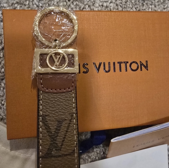 LV Keychain - Picture 4 of 9